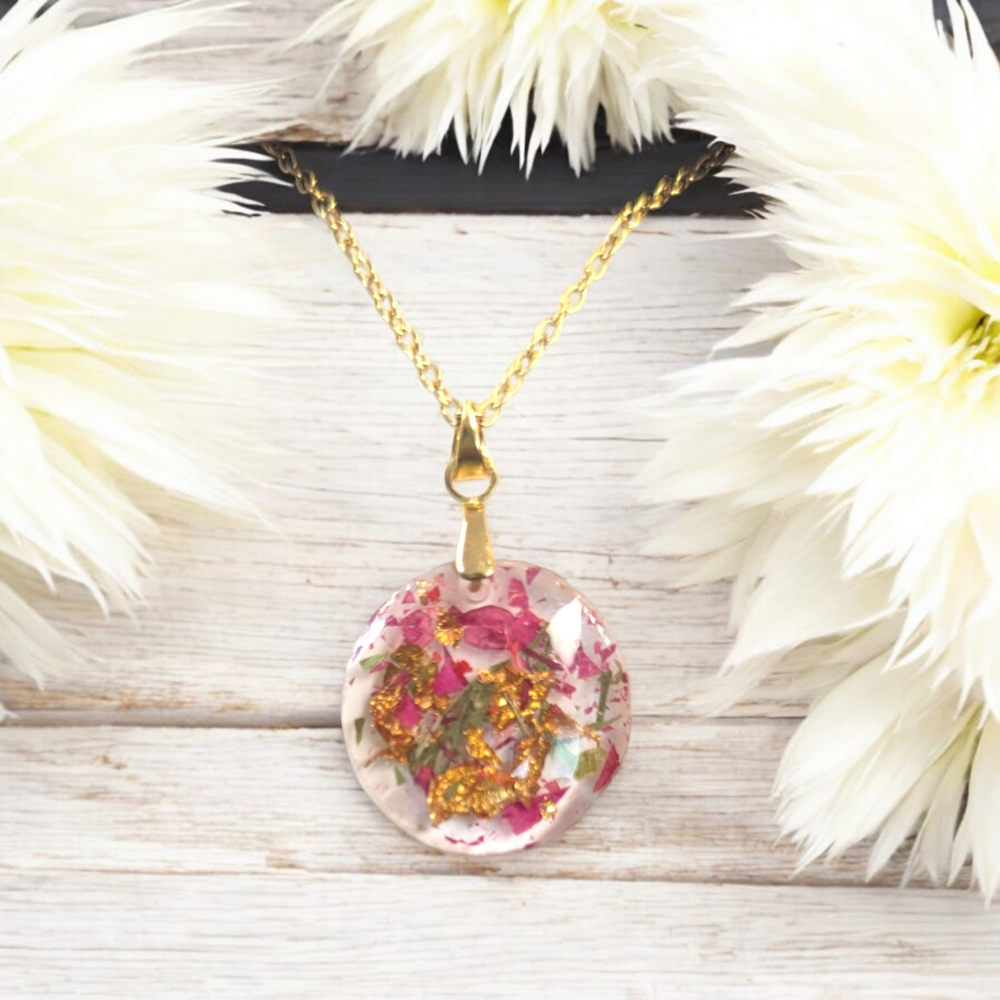 Collier en résine, fleurs séchées et feuille dorée