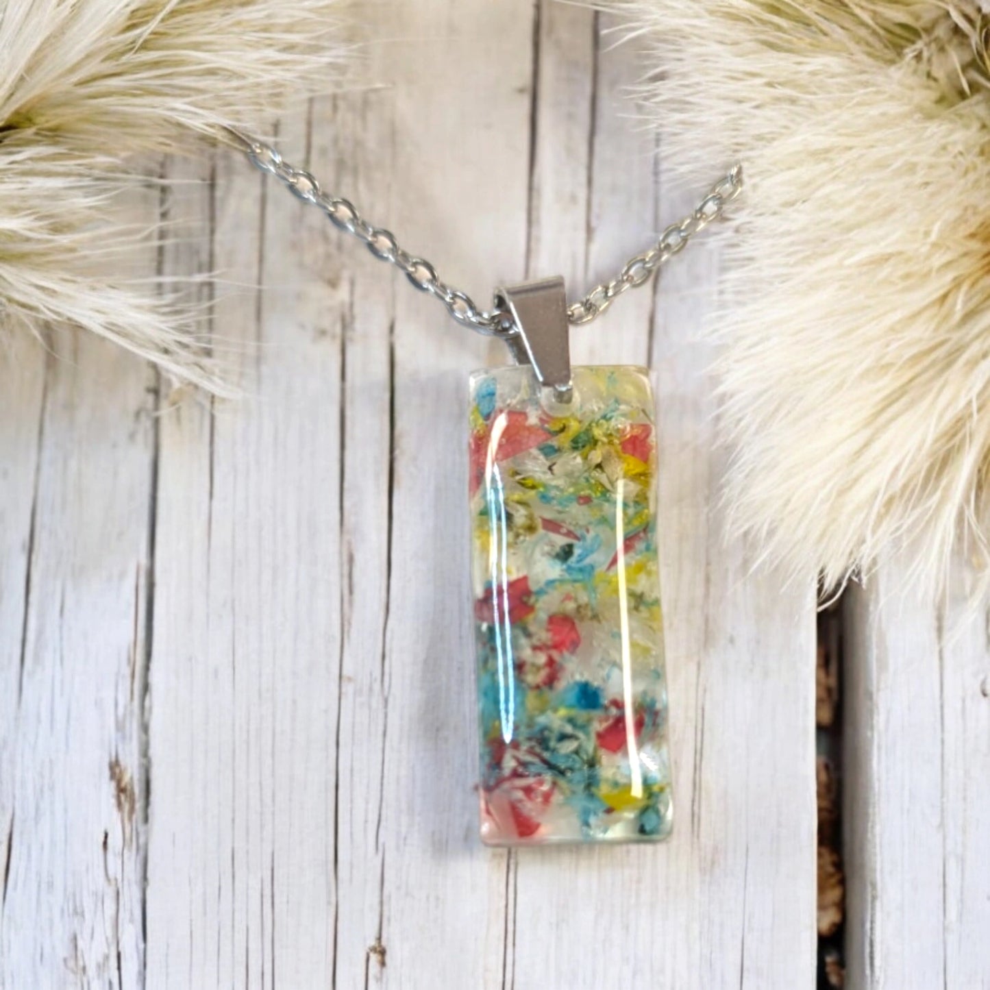Collier en résine et fleurs séchées