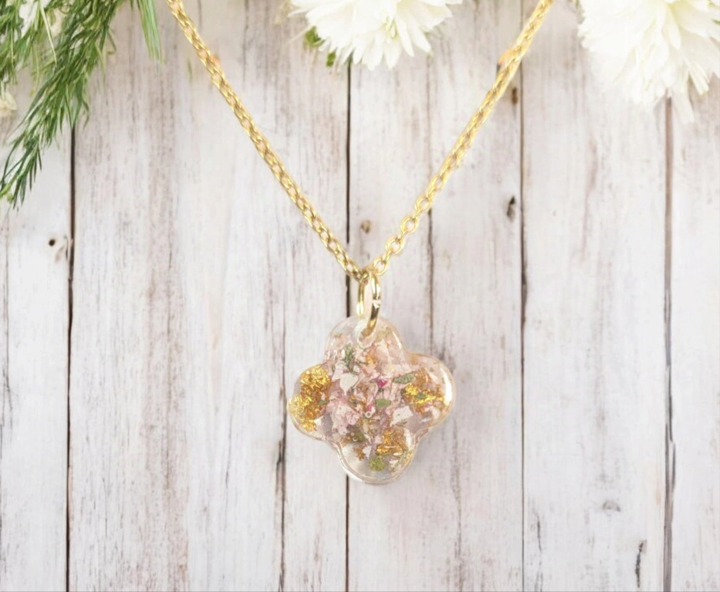 Collier unique en résine et fleurs séchées