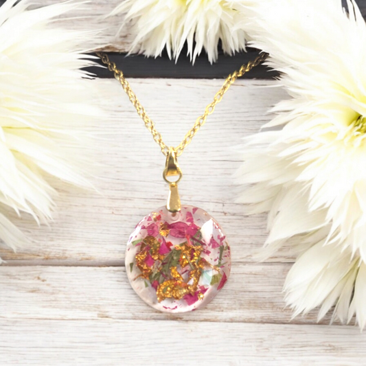 Collier en résine, fleurs séchées et feuille dorée