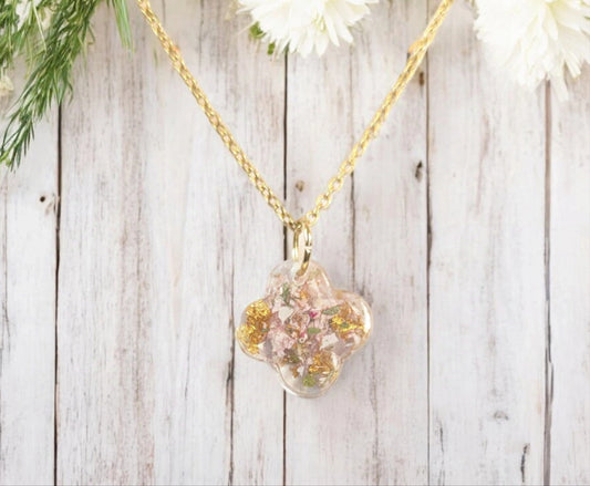 Collier unique en résine et fleurs séchées